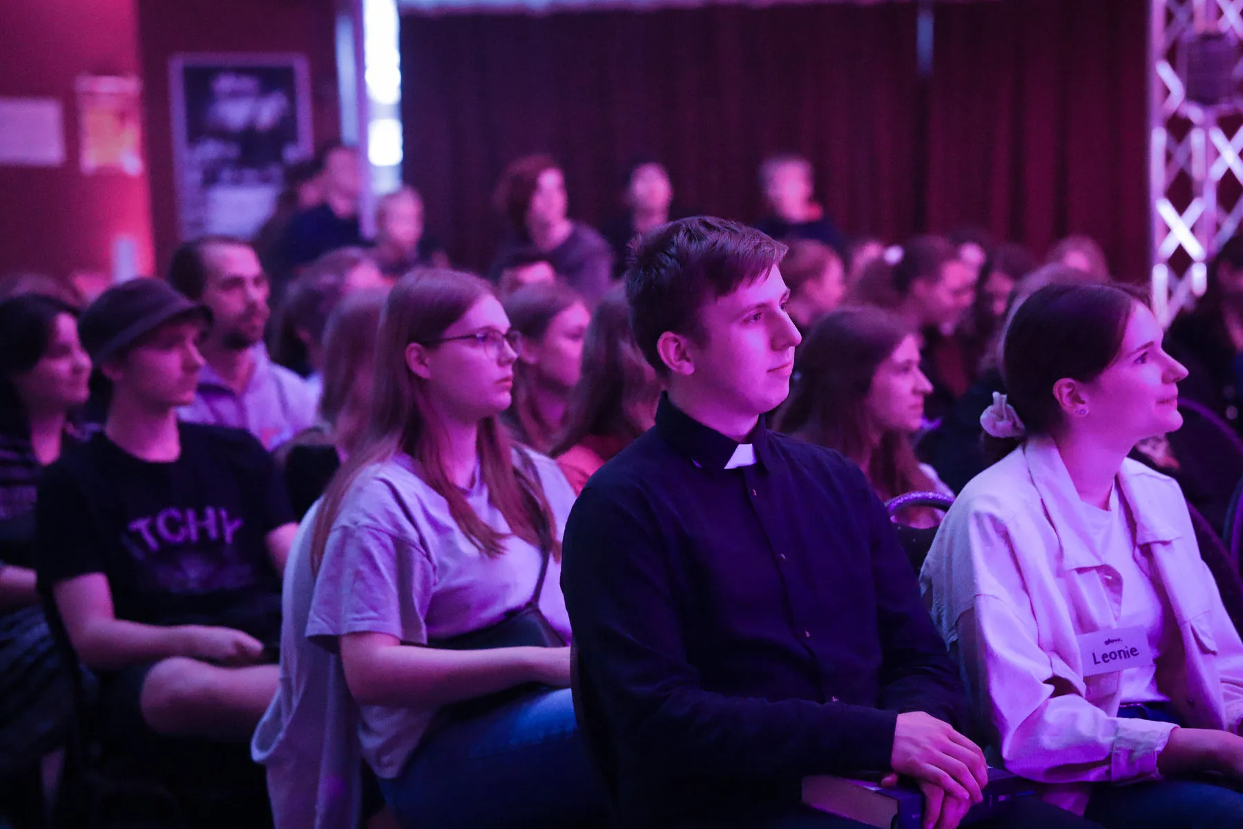 Gemeinde im Saal während des Gottesdienstes
