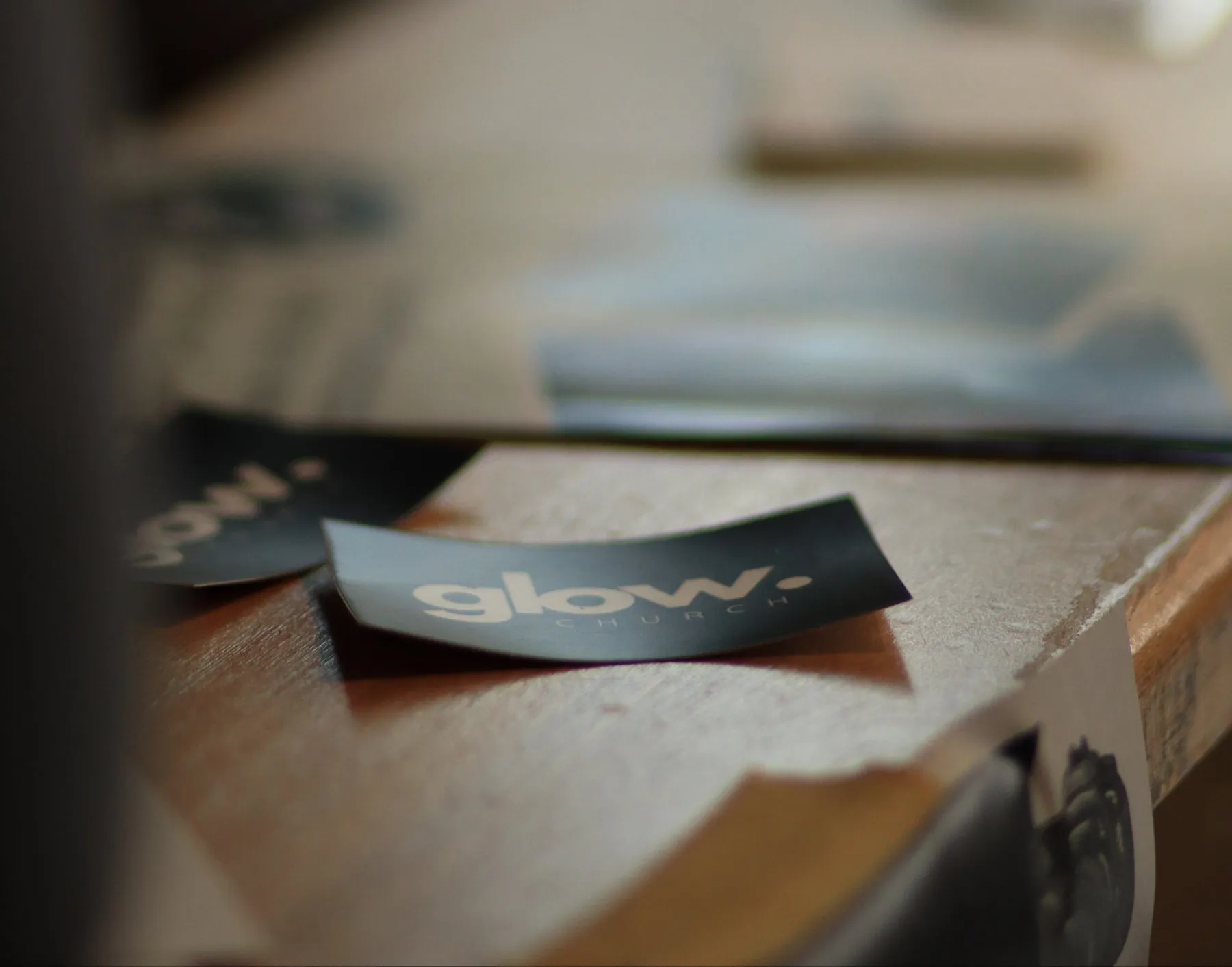 glow.-Aufkleber auf einem Tisch